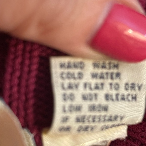 D. Exterior knit sweater with floral appliqué - Picture 6 of 7